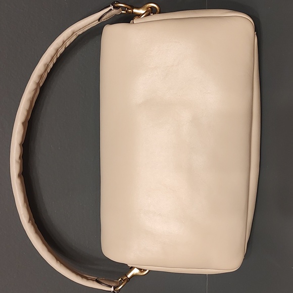 Coach Pillow Yabby 26 ***missing crossbody strap and coach leather tag w/blemish - Picture 5 of 16